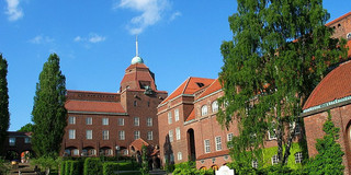 Picture of KTH main building in summer