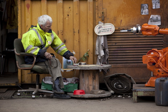 The actor Ralf Richter playing Scrabble with an industrial robot