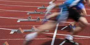 Several Sprinter are starting side by side from starting blocks.
