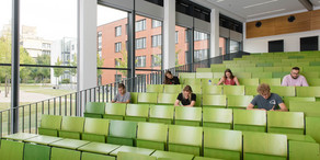 Students are sitting in a lecture hall.